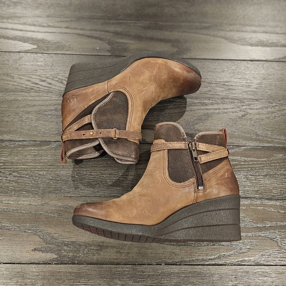 UGG Emalie Wedge Boots - Picture 2 of 9